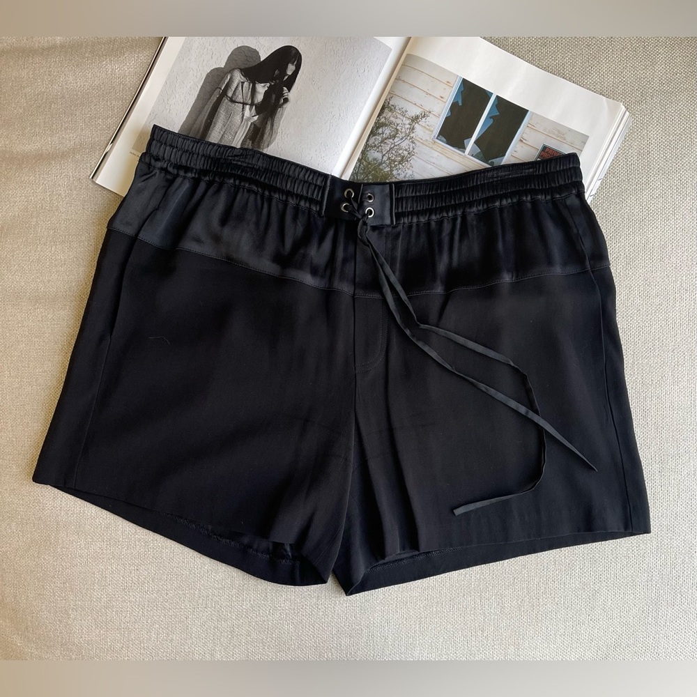 Vince Drop Yoke Pull Up Shorts Inseam 4” In Black Size L